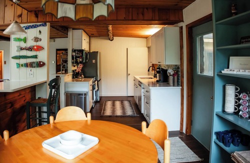 Hamburg Township House | Charming 2-bedroom house with King Bed, Kayaks, Fishing, AC,20 mins to Ann Arbor