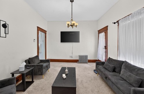 Carbondale Apartment | Charming 2-Bedroom, 1-Bath Getaway