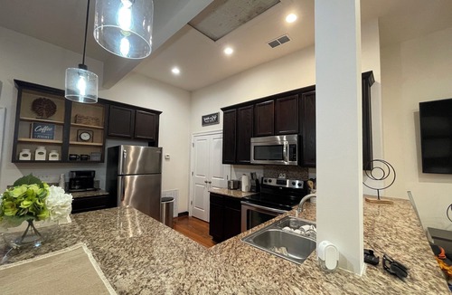 Hammond Condo | Charming 2-bedroom 2-bath condo with AC and WiFi in pleasant Downtown Hammond!
