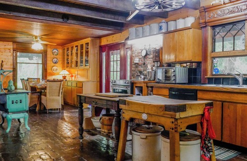Kelso House | Charming 2-bedroom A-Frame log cabin house with WiFi, AC in Kelso