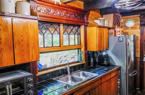 Kelso House | Charming 2-bedroom A-Frame log cabin house with WiFi, AC in Kelso