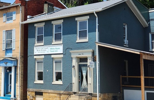 Cumberland Apartment | Charming 2-bedroom apartment with equipped kitchen and AC, in Cumberland, MD.