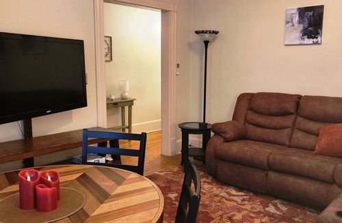 Cumberland Apartment | Charming 2-bedroom apartment with equipped kitchen and AC, in Cumberland, MD.