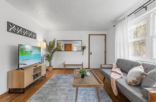 Brentwood Apartment | Charming 2-bedroom apartment with AC, WiFi in brilliant Pittsburgh