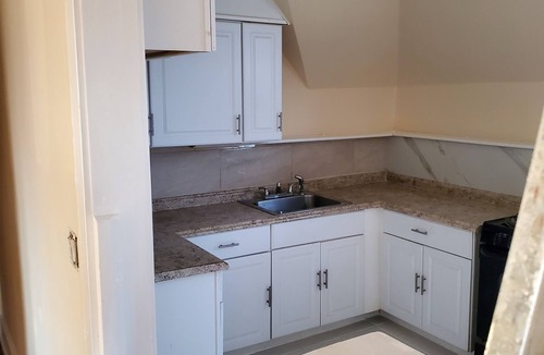 Plainfield Apartment | Charming 2-bedroom apartment in nice Historic Plainfield with WiFi, AC.