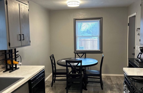 St. Paul Apartment | Charming 2-bedroom apartment with AC, WiFi in superb Saint Pauls Frost Lake area