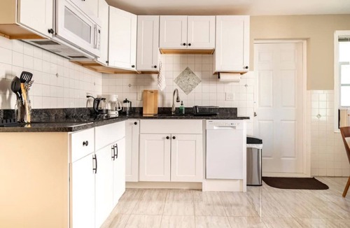 Winter Hill Apartment | Charming 2-bedroom apartment with parking in lovely Somerville