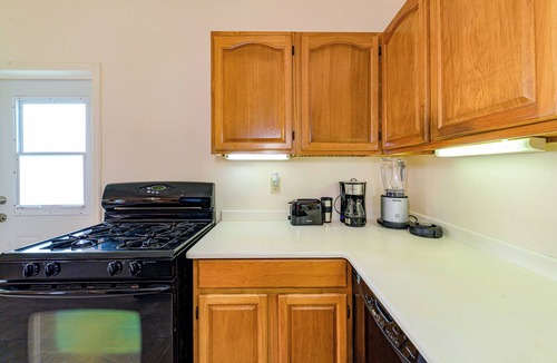 Runaway Bay Apartment | Charming 2-bedroom apartment with AC, WiFi in fabulous Saint John's