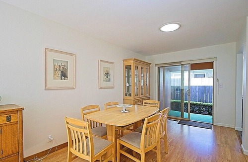Alameda Apartment | Charming 2-Bedroom Alameda Apartment, Peaceful Block, walk to Shops & Dining