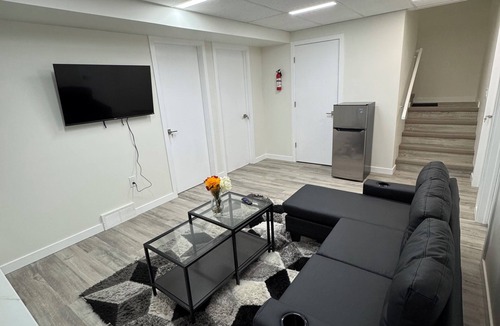 Transcona Apartment | Charming 2-bedroom apartment in wonderful Devonshire area of Winnipeg with WiFi