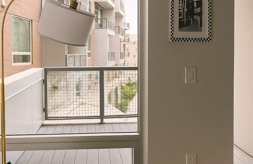 East Cambridge Apartment | Charming 2-bedroom apartment with pool and fitness room WiFi in lovely Cambridge