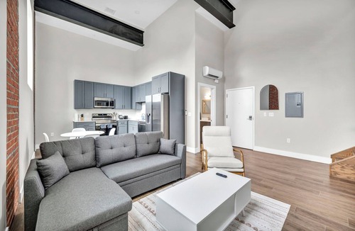 Cleveland Apartment | Charming 2-bedroom apartment in brilliant Cleveland with AC, WiFi