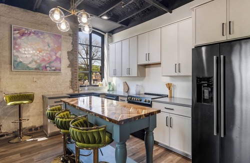 Covington Apartment | Charming 2-bedroom apartment with AC, WiFi in the Heart of Covington Square