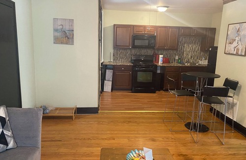 Gage Park Apartment | Charming 2-bedroom apartment in awesome Chicago with WiFi, AC