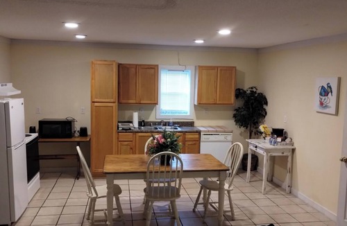 Cochran Apartment | Charming 2-bedroom apartment with WiFi, AC in peaceful Cochran