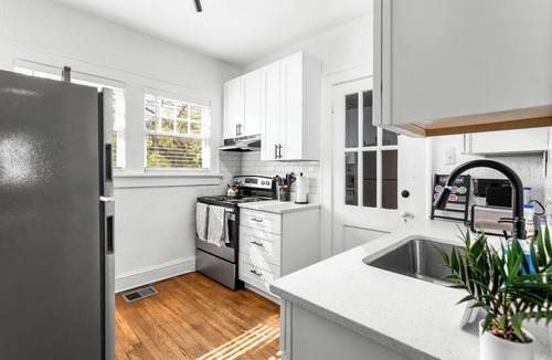 Downtown Decatur Apartment | Charming 2-bedroom apartment in dowtown Decatur/20 min from downtown ATL