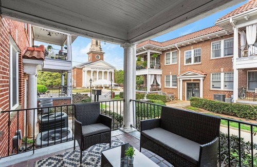 Downtown Decatur Apartment | Charming 2-bedroom apartment in dowtown Decatur/20 min from downtown ATL
