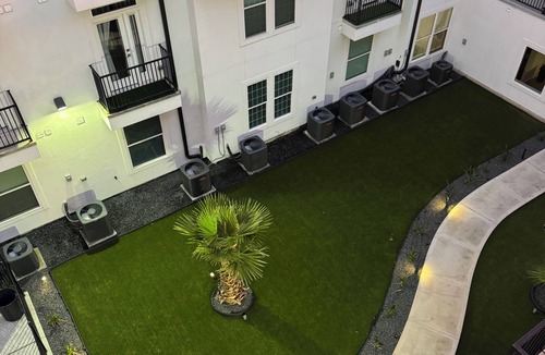 George Bush Park/Eldridge Apartment | Charming 2-bedroom apartment in perfect Houston with 2 pool view balconies