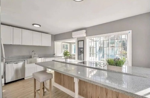 Oakland Apartment | Charming 2-bedroom apartment with WiFi, AC in nice Oakland