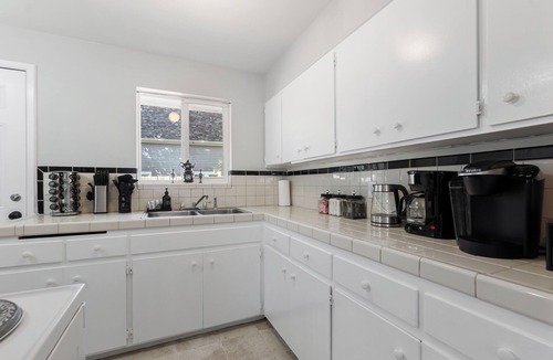 South Westside Apartment | Charming 2-bedroom apartment with WiFi, AC in Olympia