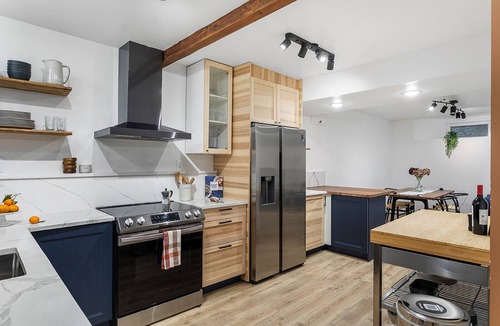 Maple Leaf Apartment | Charming 2-bedroom apartment with WiFi in beautiful Seattle