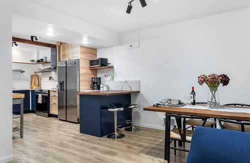 Maple Leaf Apartment | Charming 2-bedroom apartment with WiFi in beautiful Seattle