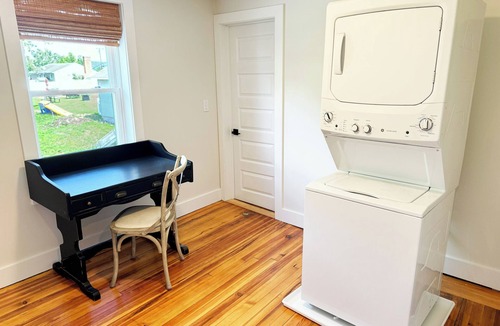 Winchester Apartment | Charming 2-bedroom apartment with AC, WiFi LAKE VIEWS!