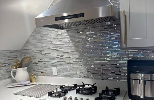St. Marks Apartment | Charming 2-bedroom apartment with AC, WiFi in marvelous Boston, close downtown