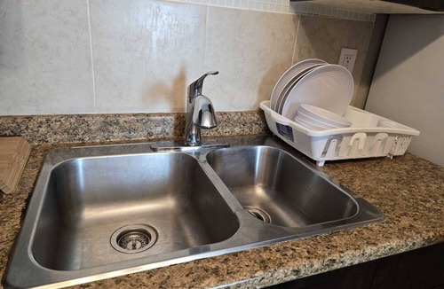 Kincora House | Charming 2-Bedroom Basement Suite: Comfort & Convenience Await in Prime Location