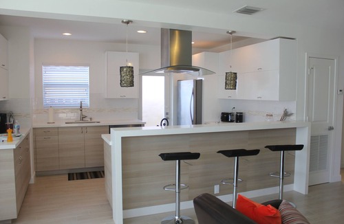 Hollywood House | Charming 2 Bedroom Beach Home w Gated Private Yard