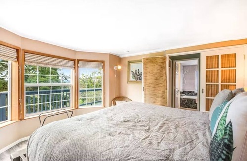 Deer Harbor Apartment | Charming 2-bedroom bungalow with hot tub in Deer Harbor. Walk to the marina!