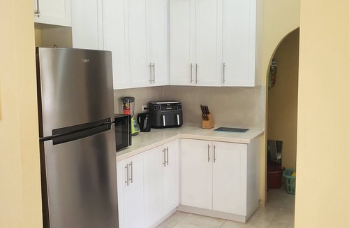Old Trees Bay House | Charming 2-bedroom bungalow in beautiful Holetown with WiFi, AC, & pool access!