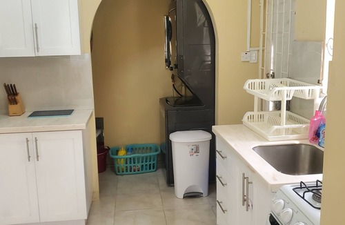 Old Trees Bay House | Charming 2-bedroom bungalow in beautiful Holetown with WiFi, AC, & pool access!