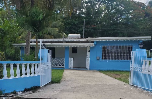Old Trees Bay House | Charming 2-bedroom bungalow in beautiful Holetown with WiFi, AC, & pool access!