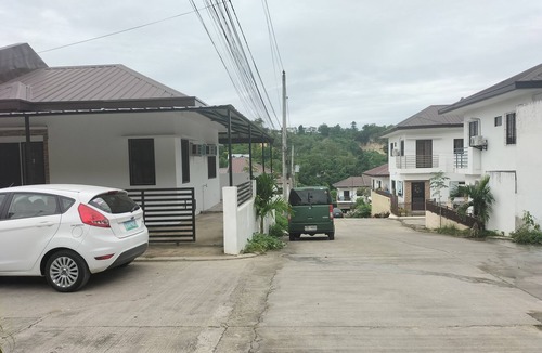 Mandaue House | Charming 2-bedroom bungalow in Marvelous Mandaue with WiFi, AC