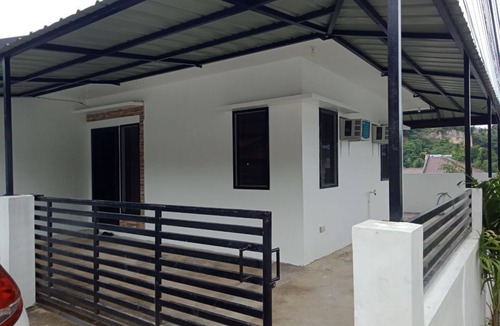 Mandaue House | Charming 2-bedroom bungalow in Marvelous Mandaue with WiFi, AC