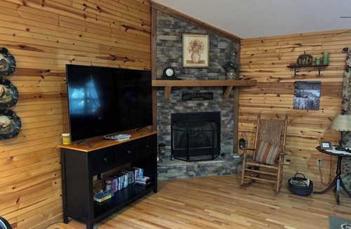 Hayesville Cabin | Charming 2-bedroom cabin with Hot Tub, WiFi, and AC/Heat in serene Hayesville