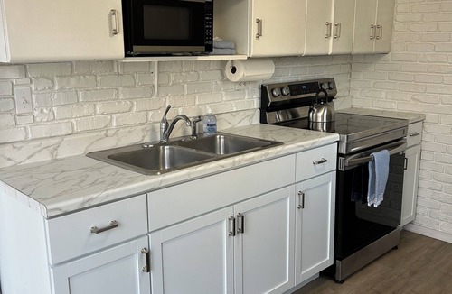 Longmeadow Cottage | Charming 2-bedroom cottage in fantastic Longmeadow with AC, WiFi & fenced yard