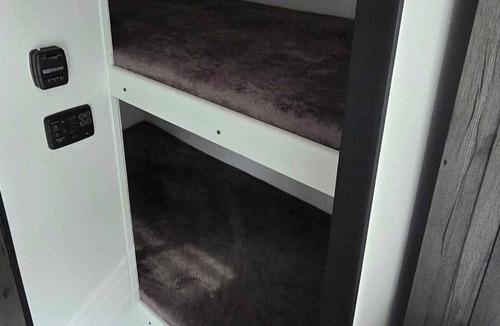 North Pole House | Charming 2-bedroom caravan with AC, WiFi