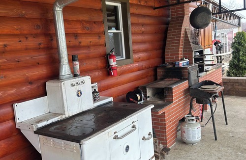 Elmer Cabin | Charming 2-bedroom cabin with AC, WiFi in adorable Pittsgrove