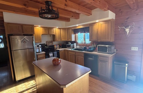 Hyde Park Cabin | Charming 2-bedroom cabin on 25 acres with loft space and full basement