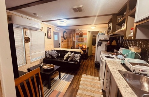 Dickinson Cabin | Charming 2-bedroom cabin with WiFi, AC in tranquil surrounding.