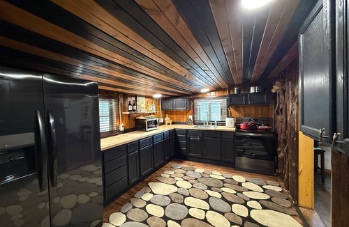 Willard Cabin | Charming 2-bedroom cabin with WiFi, AC near ATV routes, & Rock Dam Lake.