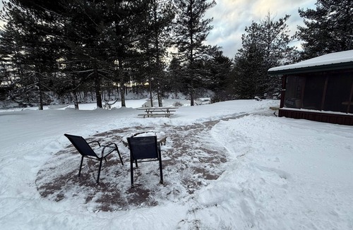 Willard Cabin | Charming 2-bedroom cabin with WiFi, AC near ATV routes, & Rock Dam Lake.