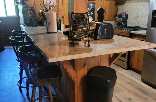 Phoenix Lake-Cedar Ridge Cabin | Charming 2-bedroom cabin in Sonora with WiFi and AC With private lake