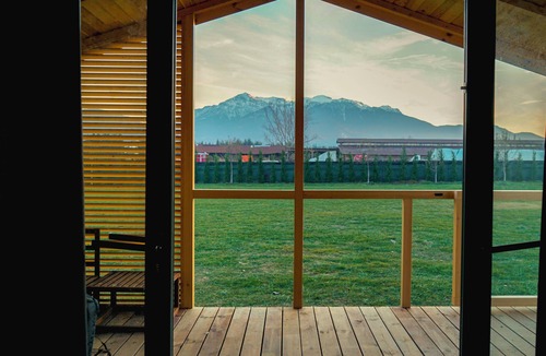Zarnesti Ski Chalet | Charming 2-bedroom chalet with WiFi, AC in fantastic Râșnov