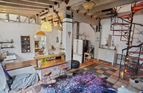 Fernwood House | Charming 2-bedroom chateau with WiFi, fitness room in Topanga