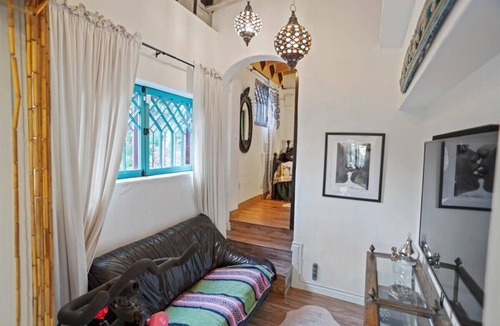 Fernwood House | Charming 2-bedroom chateau with WiFi, fitness room in Topanga
