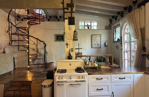 Fernwood House | Charming 2-bedroom chateau with WiFi, fitness room in Topanga
