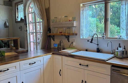 Fernwood House | Charming 2-bedroom chateau with WiFi, fitness room in Topanga